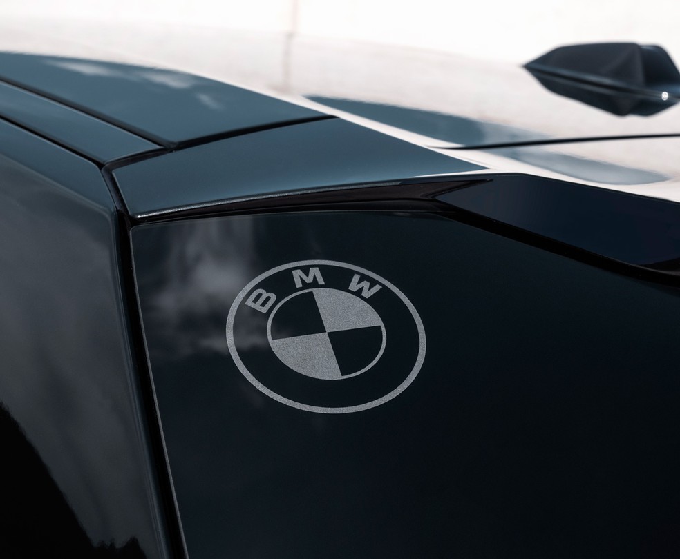 BMW XM traz logotipos da marca nas extremidades superiores dos vidros traseiros — Foto: Divulgação