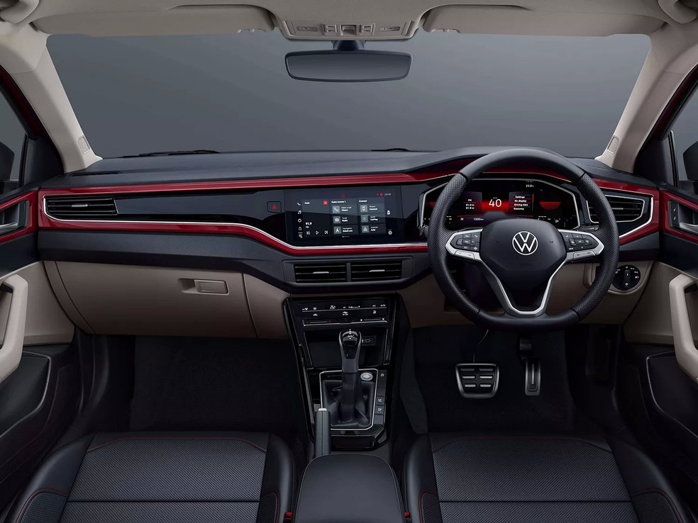 Volkswagen Virtus 2023 tem interior com padrão dos carros mais novos da marca, com novo volante, logotipo e a central VW Play — Foto: Divulgação