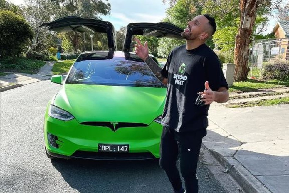 Nick Kyrgios é dono de um chamativo Tesla Model X — Foto: Reprodução