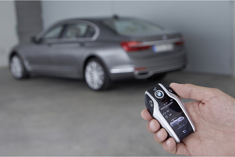 Chave funciona como um controle remoto para estacionar o carro automaticamente e mostra informações do computador de bordo