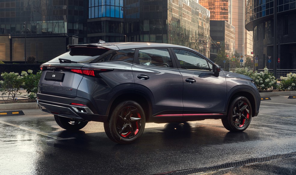 Omoda C5 tem detalhes de cor vermelha nas rodas e na carroceria — Foto: Divulgação
