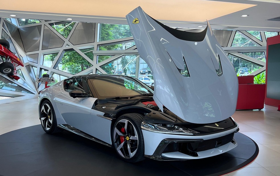 Ferrari 12Cilindri que está no Brasil tem a cor Bianco Ártico — Foto: Vitória Drehmer/Auto News Brasil