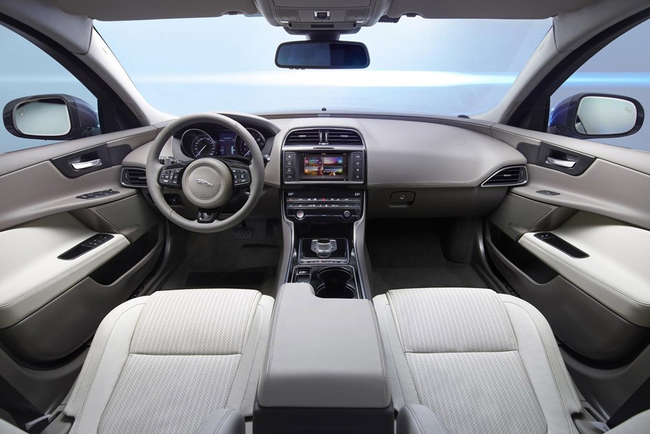 Jaguar XE 2015  