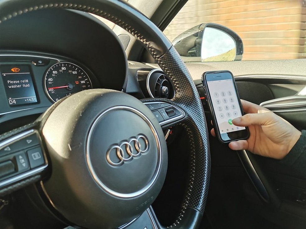 Utilizar o celular enquanto dirige é uma infração gravíssima (Foto: DPP Law/ Flickr) — Foto: Autoesporte