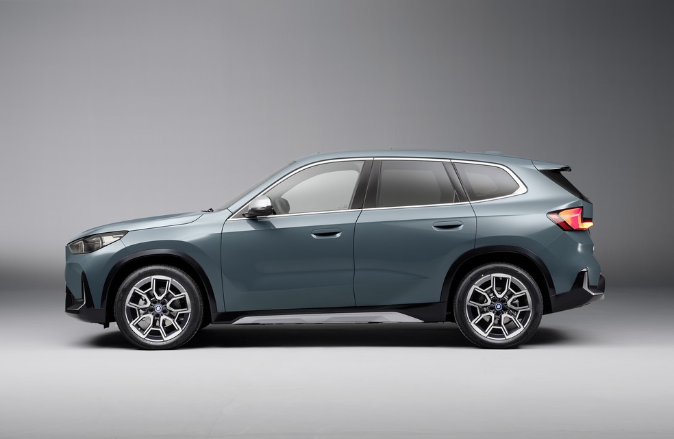 BMW iX1 eDrive20 segue com baterias de 66,5 kWh de capacidade — Foto: Divulgação