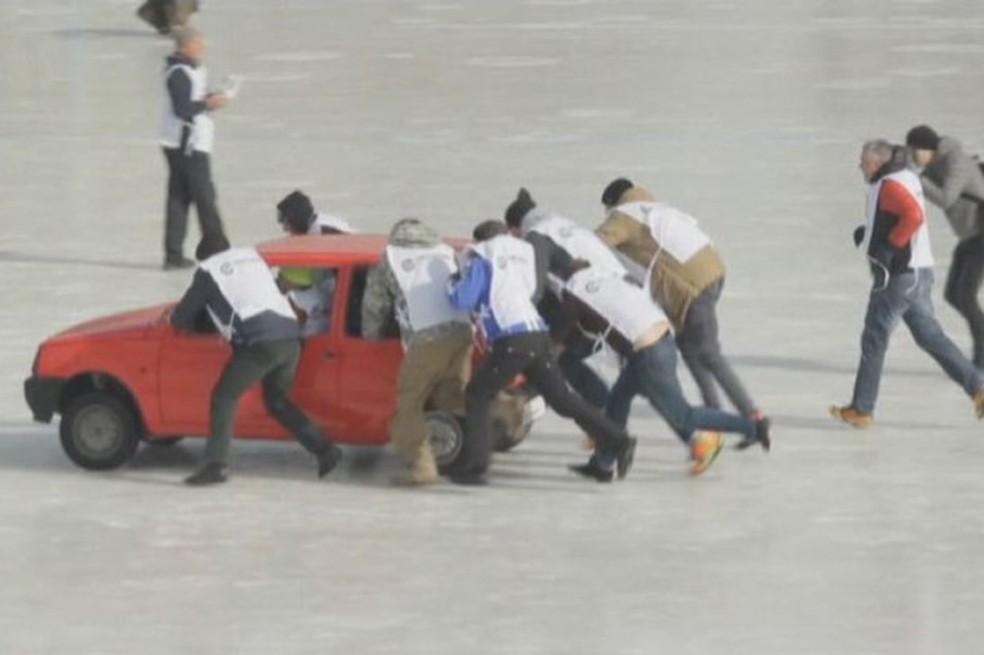 Curling com carros na Rússia (Foto: Reprodução) — Foto: Auto Esporte