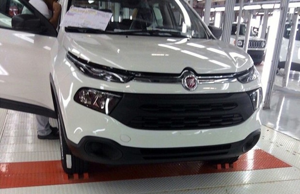 Picape Fiat Toro é flagrada na linha de montagem, em Goiana (PE) (Foto: Reprodução) — Foto: Auto Esporte