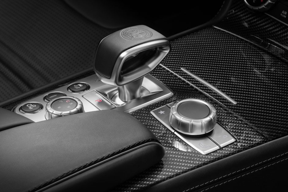 Detalhe dos comandos da tela multimídia do Mercedes SL 2016