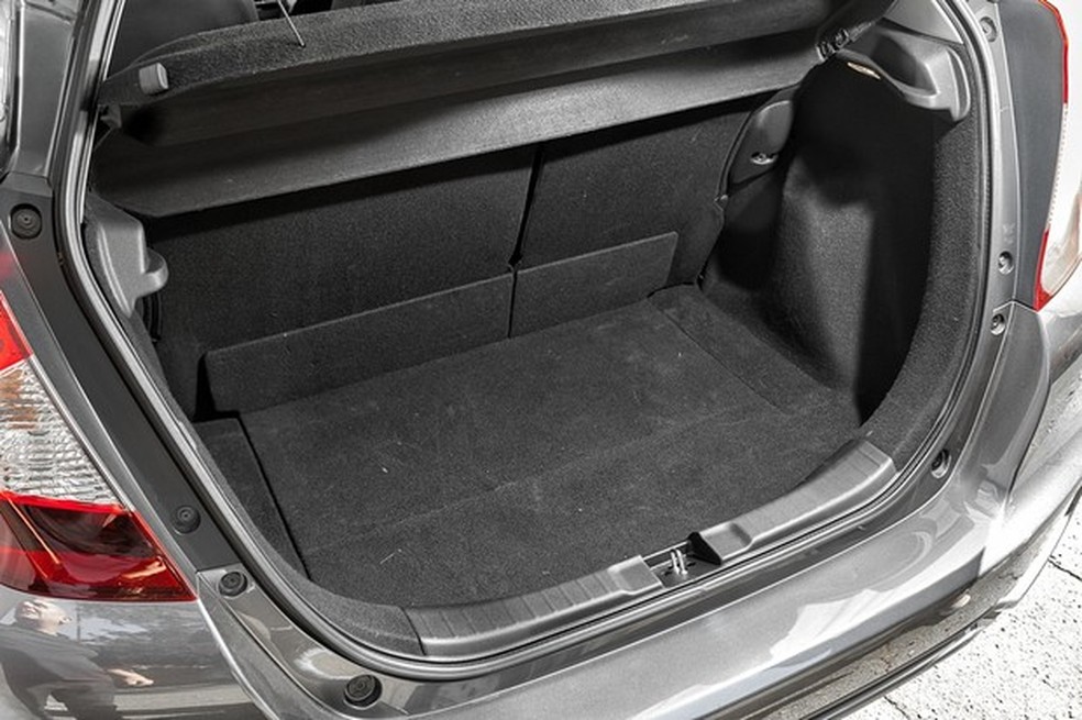 Porta-malas de 363 litros do Fit é um dos trunfos (Foto: Leo Sposito/Auto News Brasil) — Foto: Auto Esporte