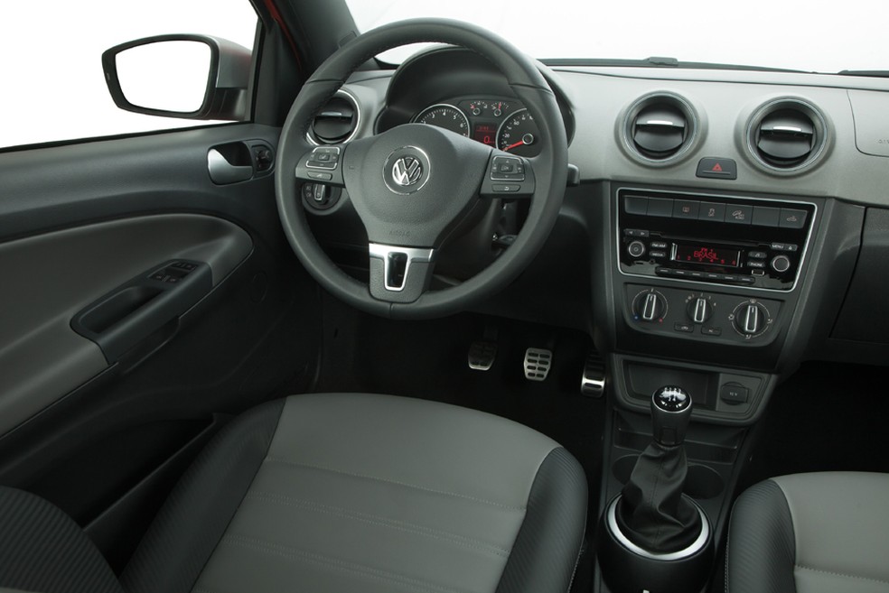 VW Saveiro Cross passou a vir de série com central multimídia apenas em 2016 — Foto: Auto Esporte