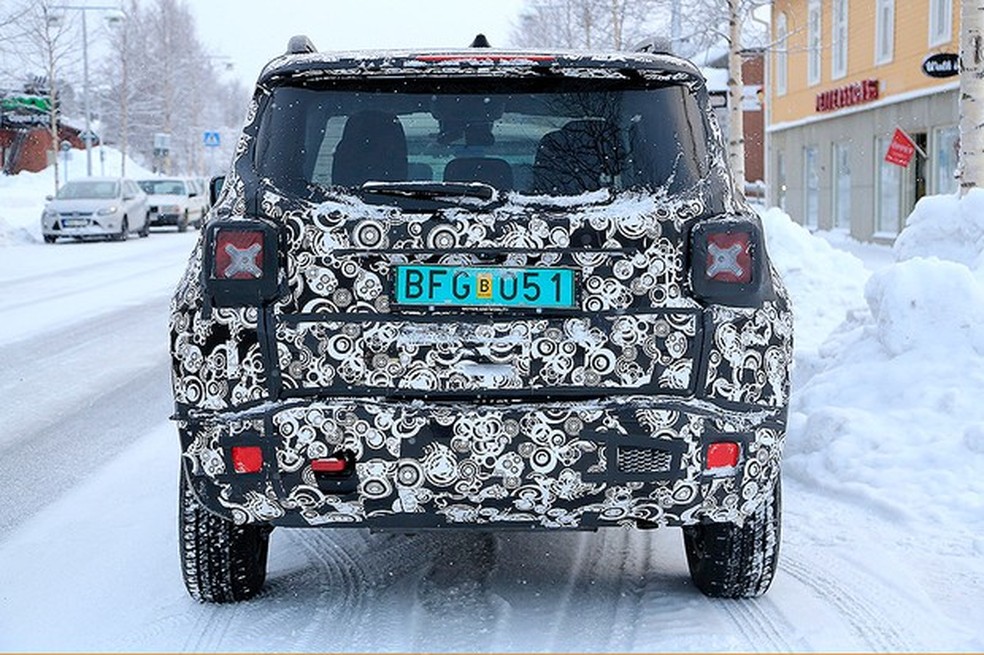 Jeep Renegade reestilizado flagrado em testes nos EUA (Foto: Automedia) — Foto: Auto Esporte