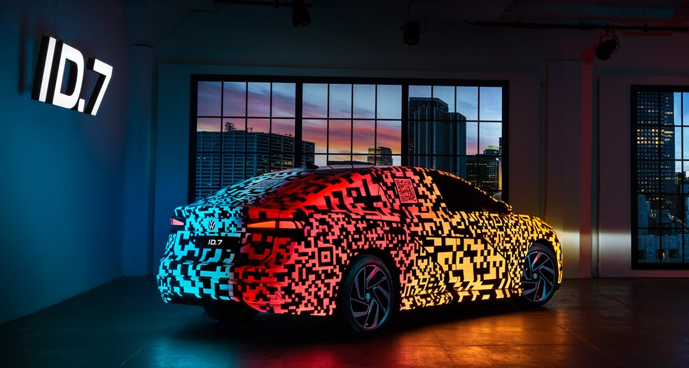 Volkswagen ID.7 tem porte semelhante ao do Porsche Taycan — Foto: Divulgação