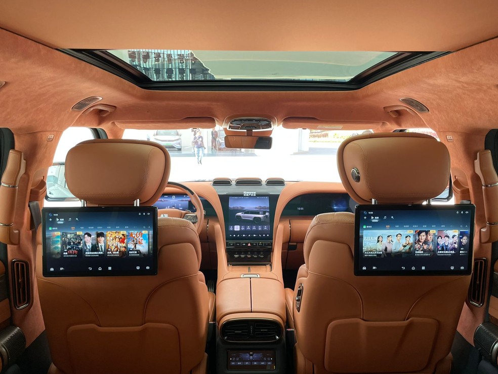 É possível assistir filmes e novelas nas telas traseiras do Yangwang — Foto: Auto News Brasil/Cauê Lira