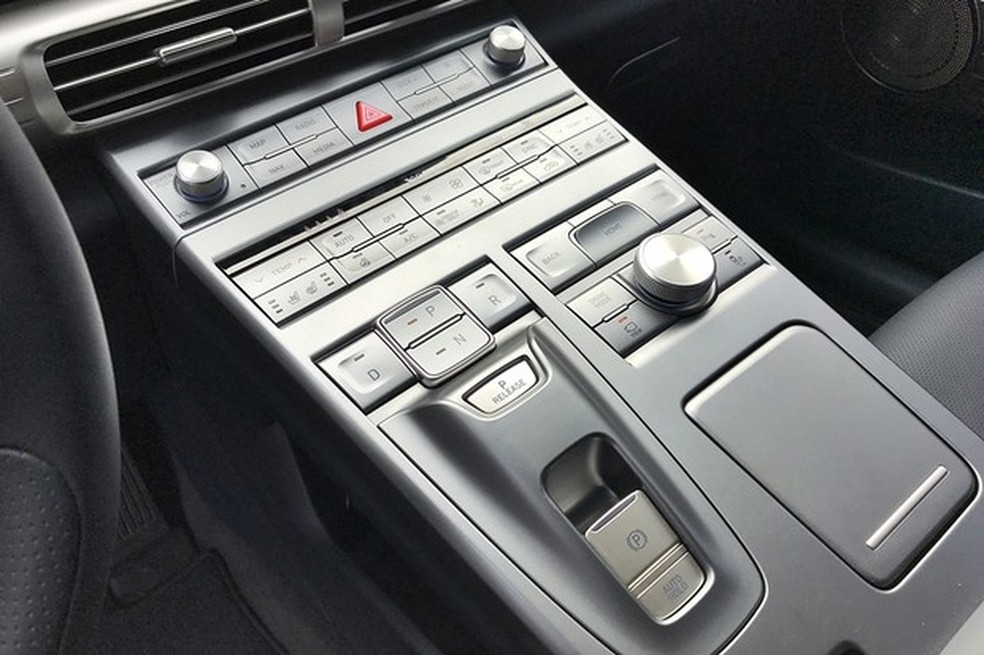 Console flutuante tem dezenas de botões (Foto: Diogo de Oliveira/Auto News Brasil) — Foto: Auto Esporte