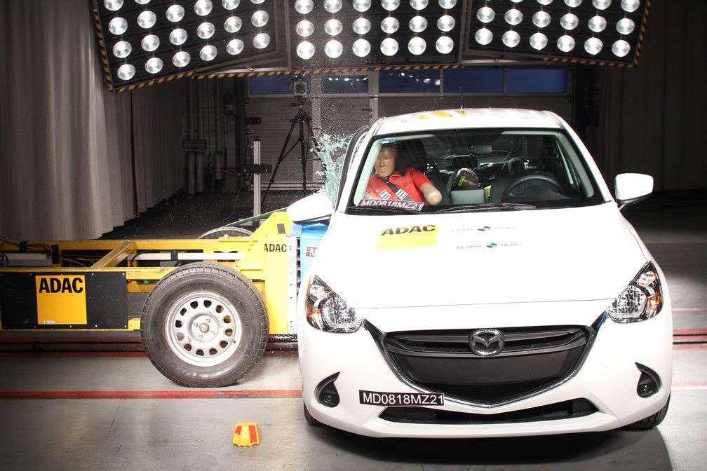 Mazda2 é fabricado no México e levou 2 estrelas — Foto: Divulgação