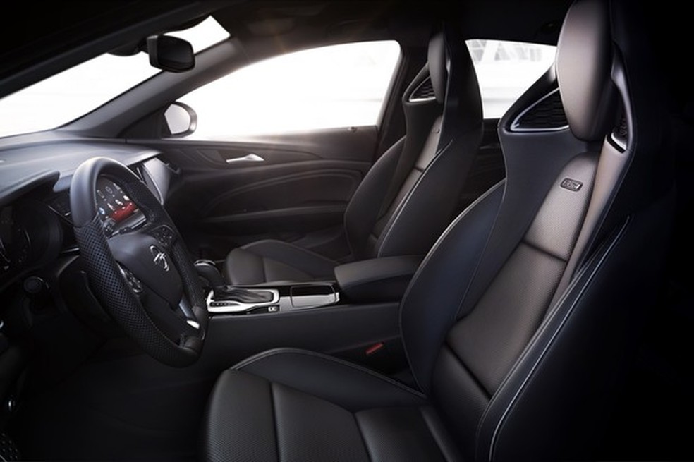 Cabine do Insignia GSi inclui novos bancos inteiriços (Foto: Divulgação) — Foto: Auto Esporte