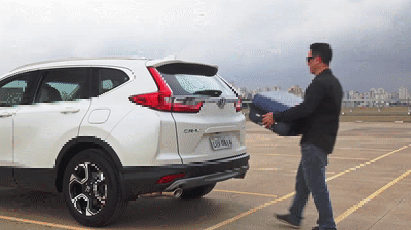 Honda CR-V tem sistema pra abrir o porta-malas com o pé — Foto: Honda/Divulgação