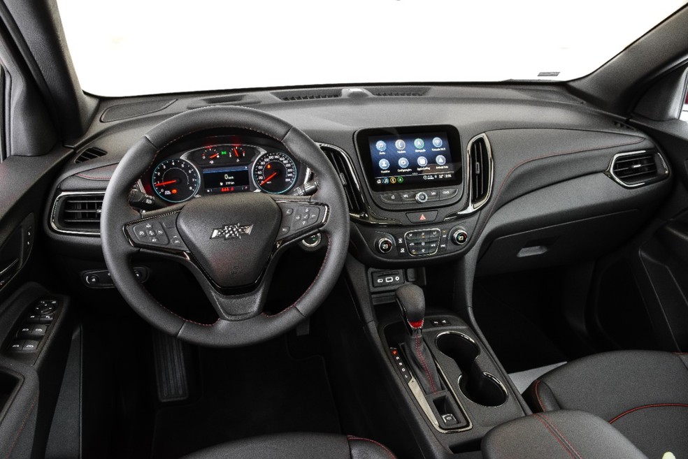 Chevrolet Equinox RS 2022 tem interior revestido em couro preto com costuras vermelhas — Foto: Divulgação
