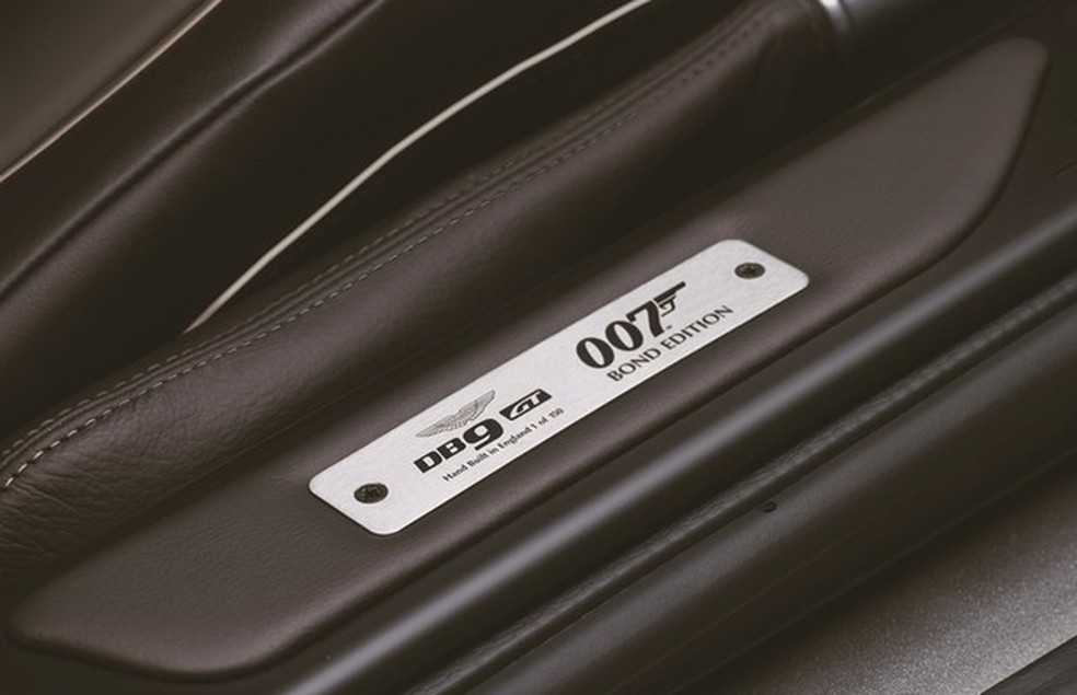 Emblema especial que identifica o Aston Martin DB9 GT Bond Edition (Foto: Divulgação) — Foto: Auto Esporte
