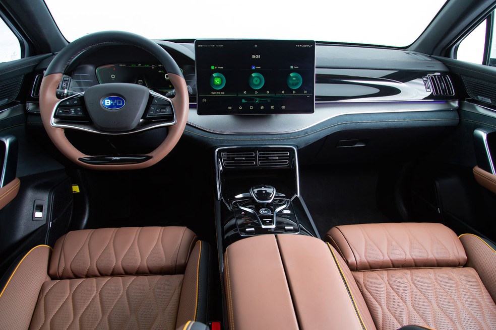 BYD Han tem central multimídia com tela de 15,6 polegadas — Foto: Divulgação