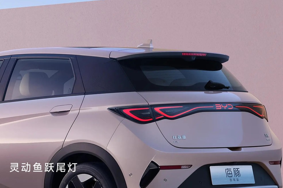 BYD Dolphin 2026 tem novo desenho interno nas lanternas  — Foto: Divulgação