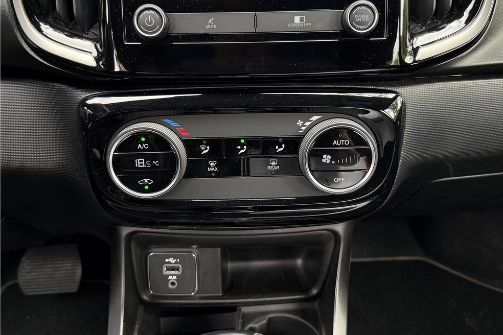 Ar-condicionado é digital e tem botões giratórios — Foto: Cauê Lira/Auto News Brasil