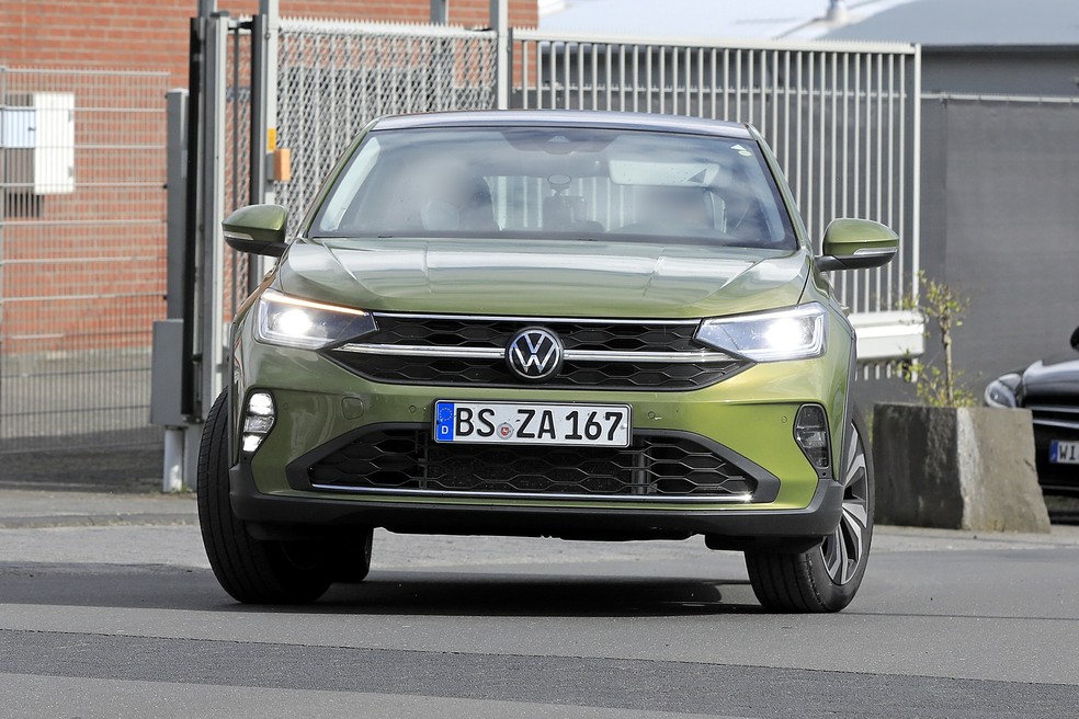 Grade dianteira terá faixa iluminada como a do SUV Taos — Foto: Automedia