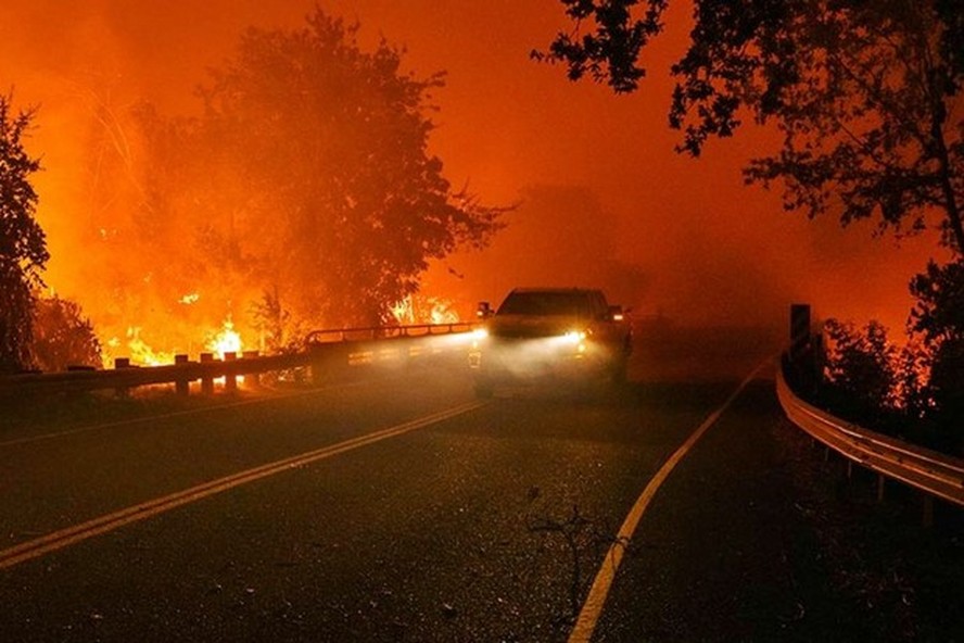 garoto de 14 anos aprende a dirigir para fugir de incêndio  (Foto: Getty Images)