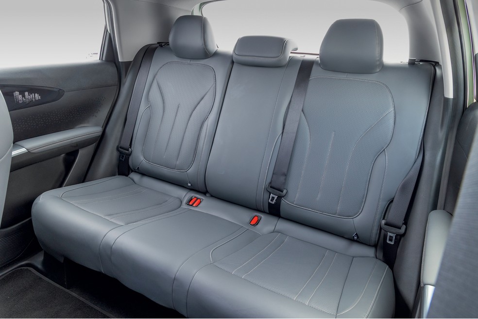 Espaço traseiro do Geely EX2 Max 2026 é bom para até dois ocupantes — Foto: Renato Durães/Auto News Brasil