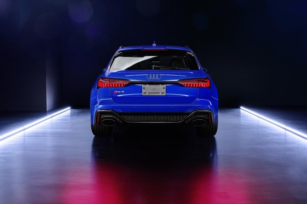 O escapamento é esportivo para o V8 roncar ainda mais (Foto: Divulgação) — Foto: Auto Esporte
