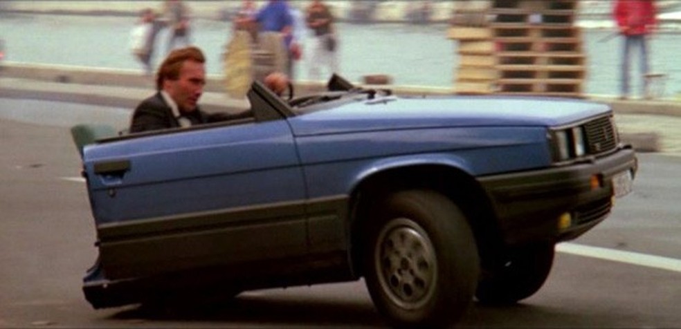 Renault 11 partido pela metade é destaque em Na mira dos assassinos (olhe bem o dublê) (Foto: Reprodução) — Foto: Auto Esporte