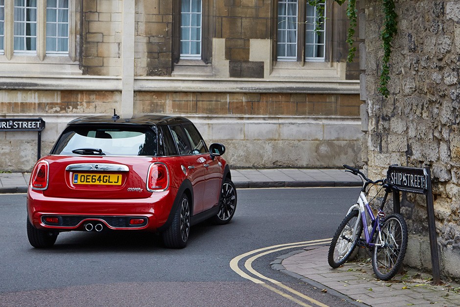 Mini Cooper com cinco portas