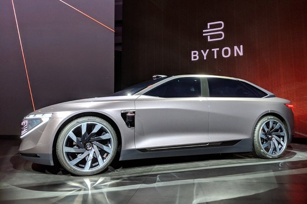 Byton mostra carro com tela gigante na CES 2019 (Foto: Andrej Sokolow / DPA / dpa Picture-Alliance) — Foto: Auto Esporte