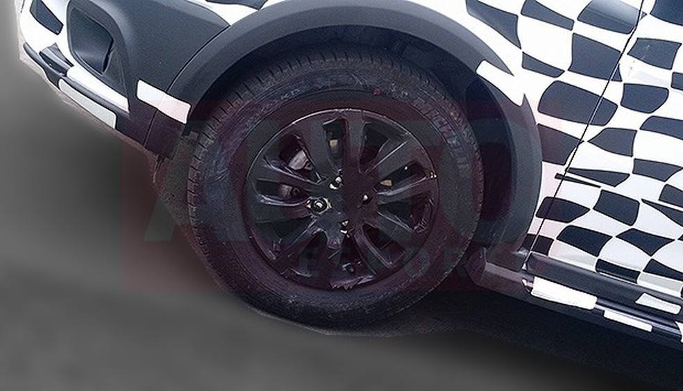 Chevrolet Onix Activ flagrado (Foto: Auto News Brasil) — Foto: Auto Esporte