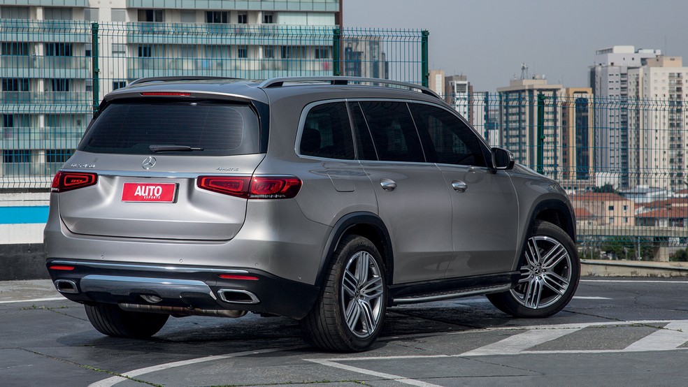 Mercedes-Benz GLS oferece mimos aos passageiros normalmente encontrados em sedãs de alto luxo — Foto: Renato Durães