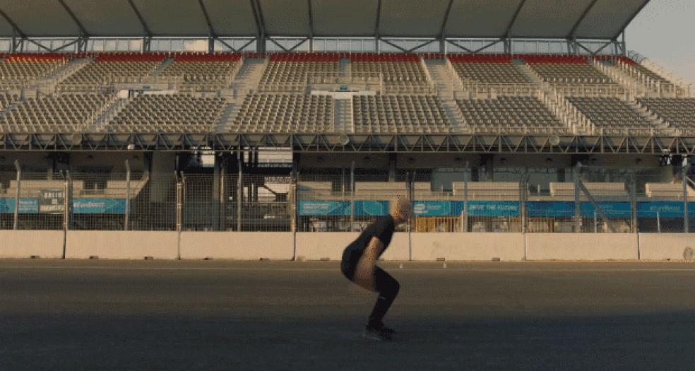 Dublê Damien Waltersdá salto de costas sobre carro de Fórmula E (Foto: Reprodução) — Foto: Auto Esporte
