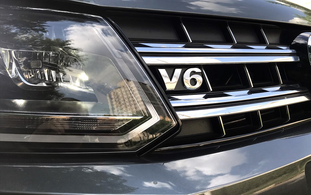 Inscrição na grade e na tampa da caçamba identificam a Amarok V6 — Foto: André Paixão/G1