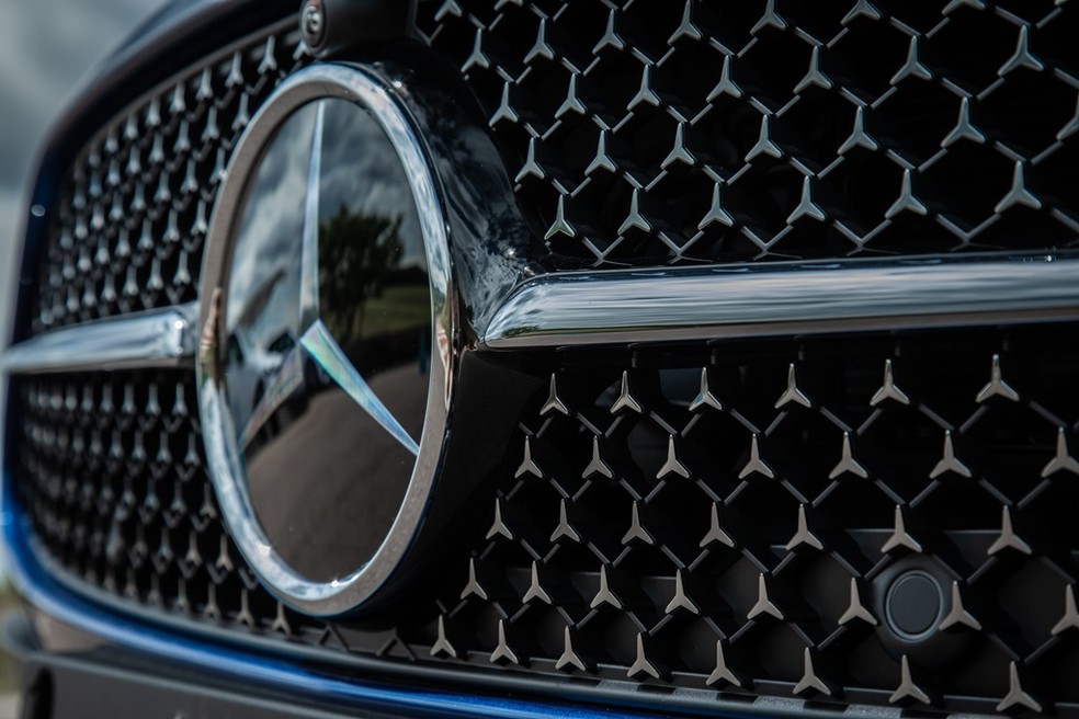 Grade dianteira do novo Mercedes-Benz Classe C tem diversas estrelinhas pela superfície circundando o grande logo da marca — Foto: Divulgação