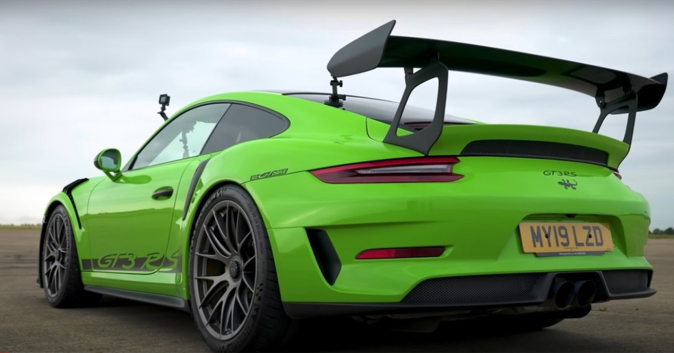 O Porsche 911 GT3 RS se destaca pela potência: são 527 cv — Foto: Reprodução/YouTube 