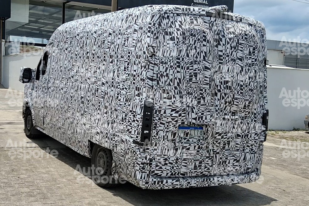 Van derivada da Maxus Deliver 9 tem quase 6 metros de comprimento — Foto: Diogo Dias/Auto News Brasil