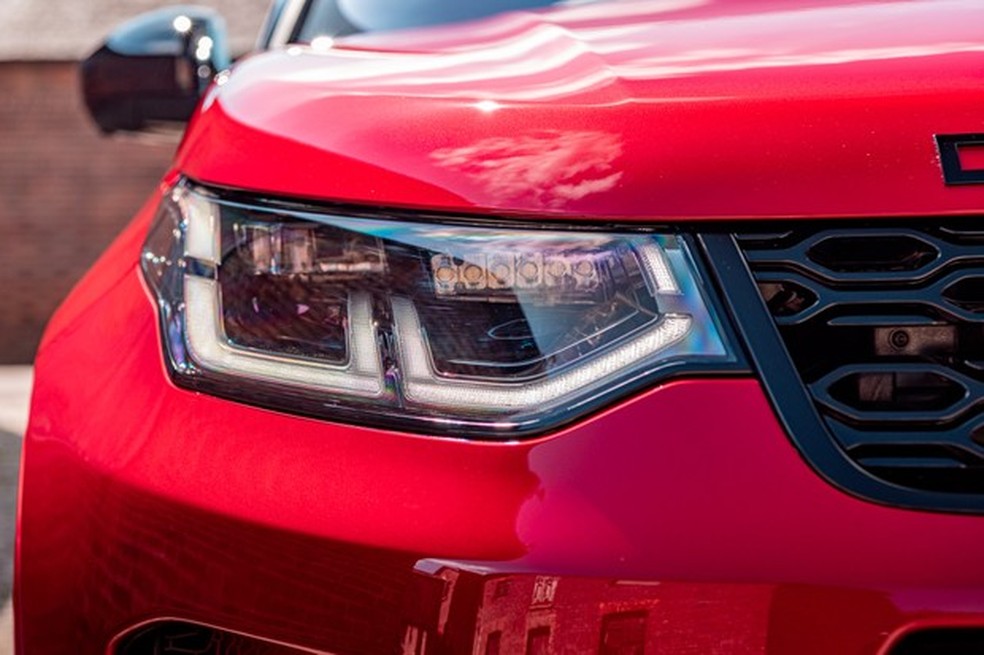 Luzes diurnas são de LED na versão top R-Dynamics (Foto: Divulgação) — Foto: Auto Esporte