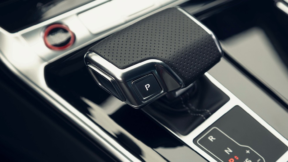 The Audi RS6 Avant transmission is an eight-speed automatic — Photo: Fabio Aro/Autoesporte