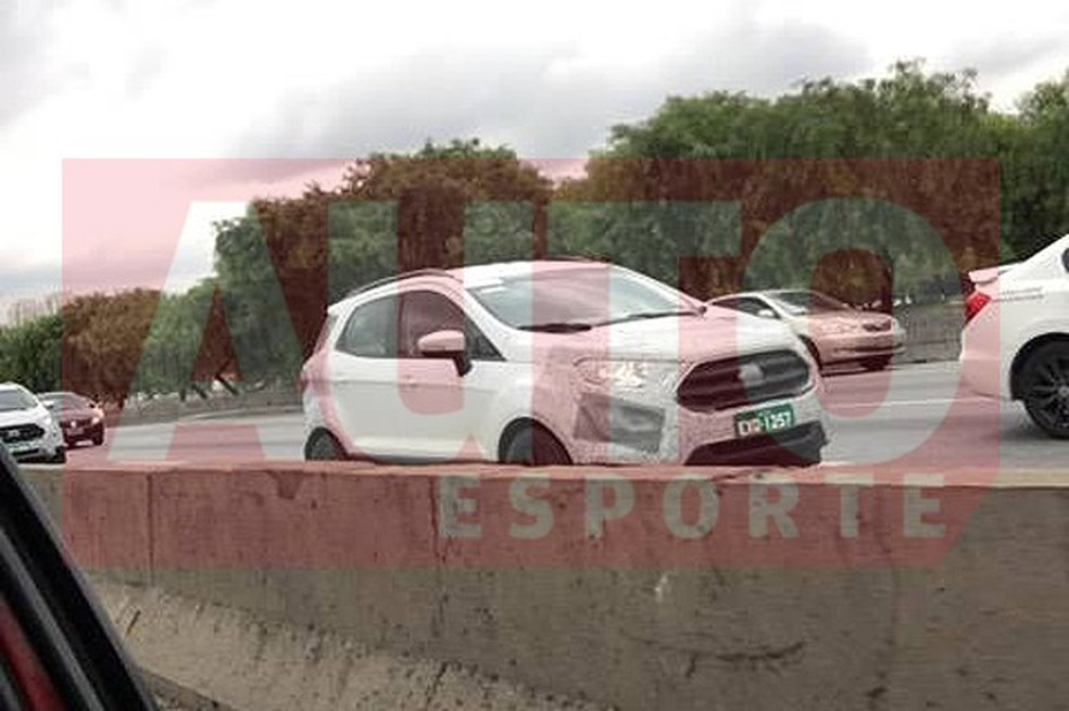 Ford EcoSport reestilizado é flagrado em SP com estepe na traseira (Foto: Lucas Simão / Auto News Brasil) — Foto: Auto Esporte