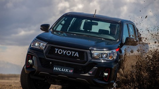 Toyota Hilux terá motor V6 4.0 mais potente que o da VW Amarok, mas o preço...

