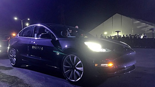 Tesla quer levantar US$ 1,5 bi para financiar produção do Model 3
