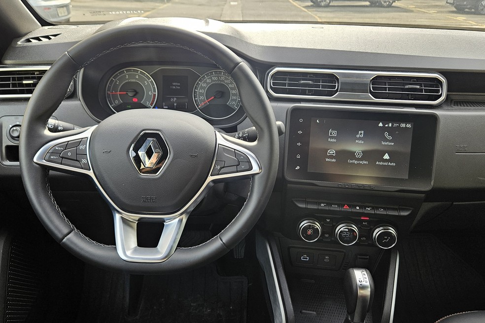 Além da central multimídia limitada, painel de instrumentos ainda é analógico — Foto: Leonardo Felix/Auto News Brasil