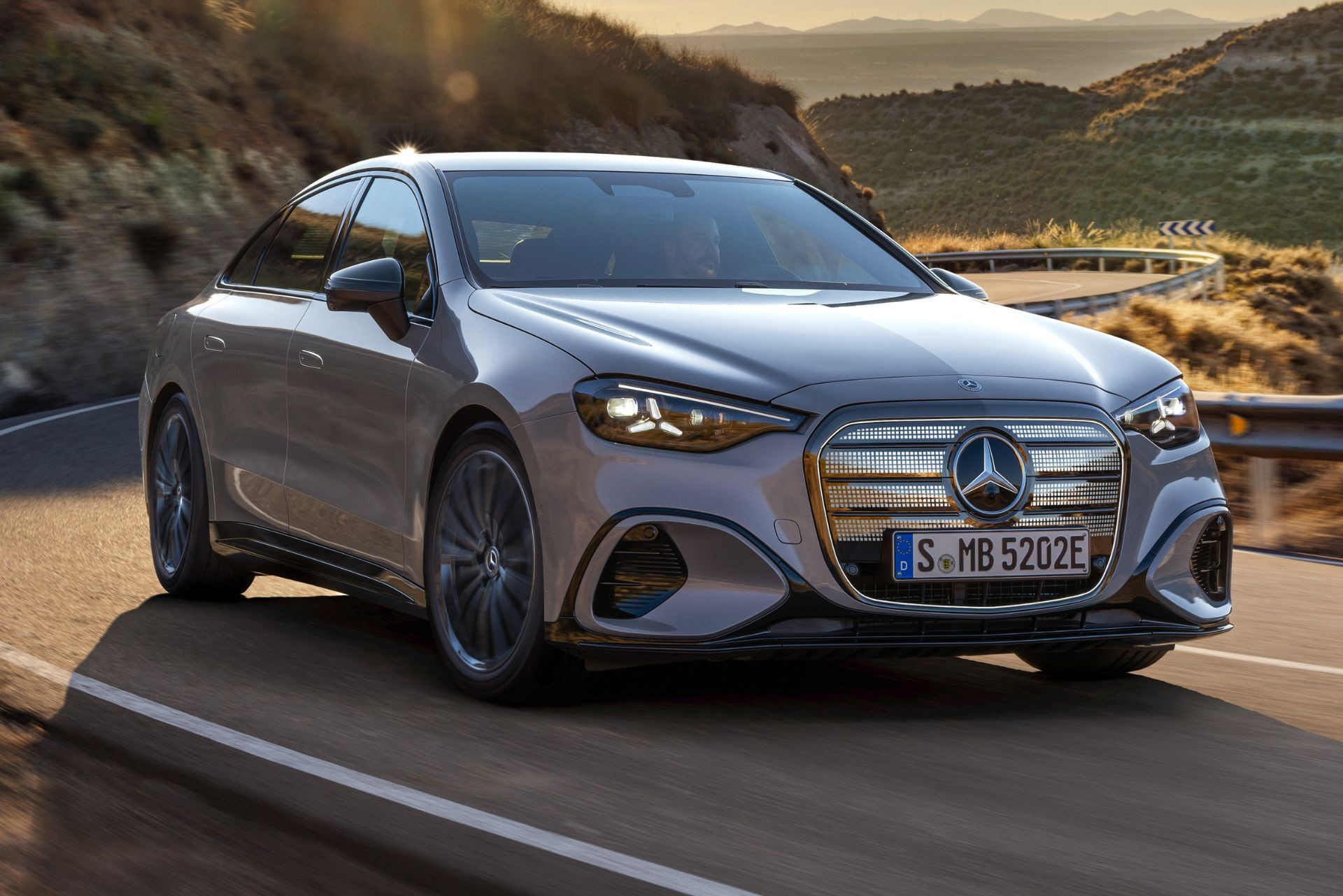 Novo Mercedes-Benz Classe C elétrico tem quase 500 cv e 39 polegadas de telas