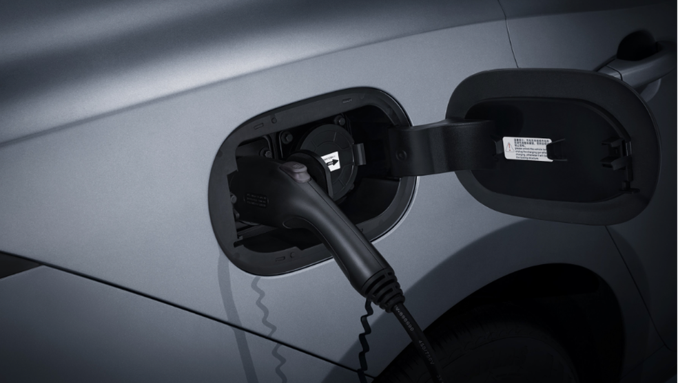 O sedã plug-in permite recarga em tomada e, com bateria de 8,3 kWh, reduz o consumo de combustível no uso diário — Foto: Divulgação
