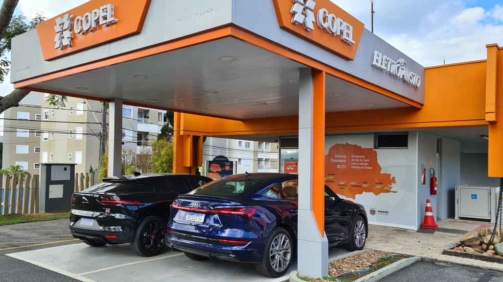 Sem energia, o carregador rápido em Curitiba também foi usado por um I-Pace — Foto: Rodrigo Ribeiro/Auto News Brasil
