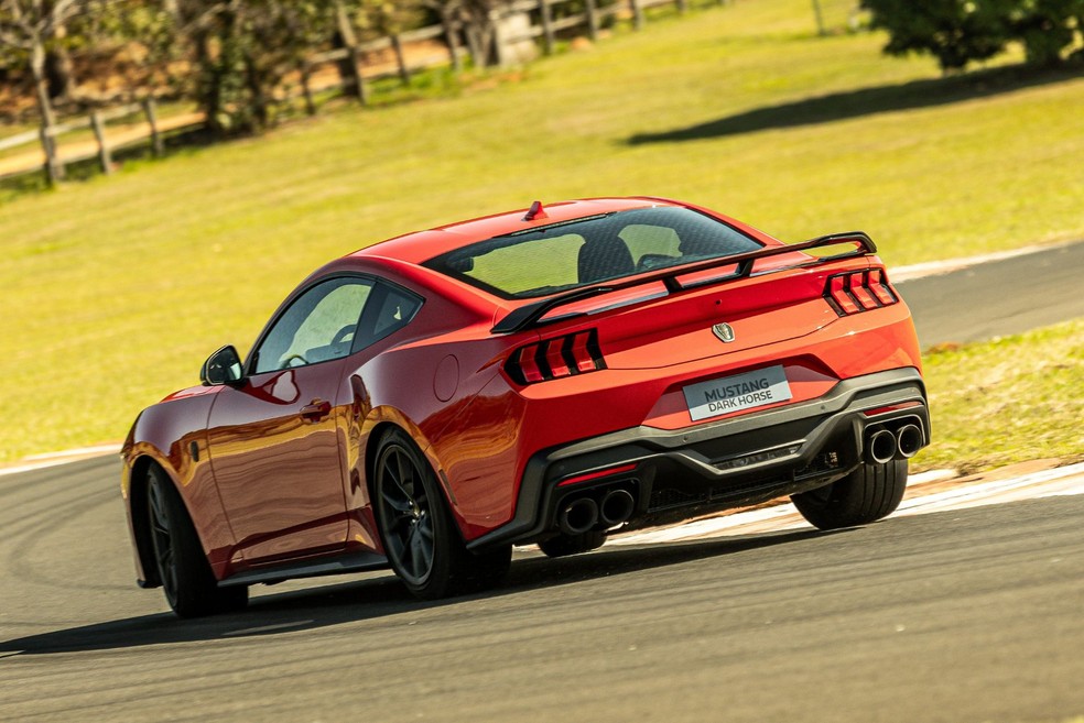 Ford Mustang Dark Horse  é equipado com rodas de 19 polegadas  — Foto: Divulgação